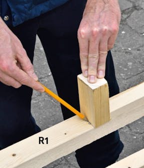 Ramdelar till förråd mäts upp De fyra ramdelarna till förrådet mäts upp